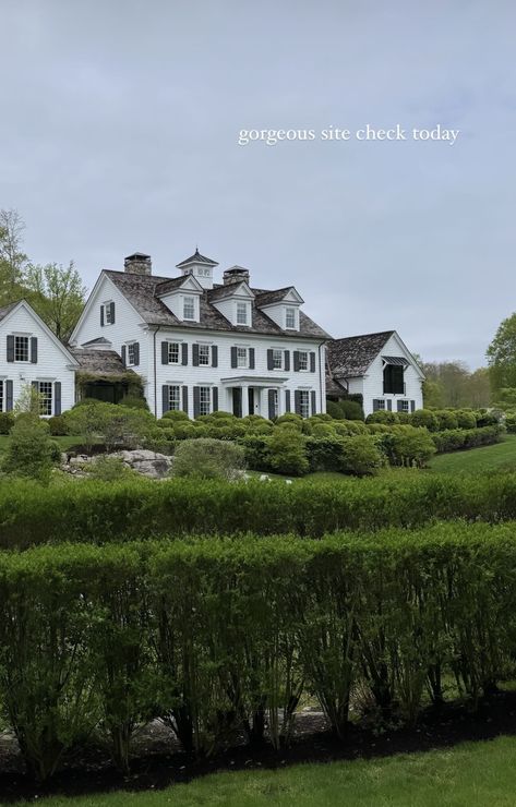 Colonial Style Mansion, New England Colonial House Exterior, New England House Exterior, New England Backyard, Colonial Farmhouse Exterior, Lowcountry House, Rhode Island House, Architecture Career, Colonial Farmhouse