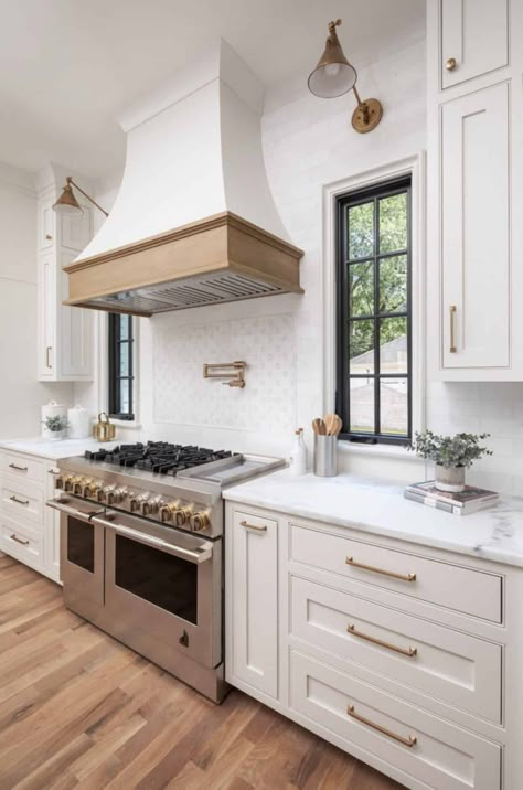 55 Of The Most Popular Kitchens Featured on One Kindesign for 2021 Kitchen Hood Design, Hood Design, Diy Backsplash, Kitchen Hood, North Carolina Homes, Popular Kitchens, Kitchen Hoods, Vent Hood, Kitchen Range