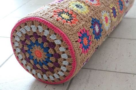 Eccovi quindi i primi 8 schemi, ho aggiunto i punti e i simboli utilizzati per ogni schema, se ci cliccate potete vederli ingrandinti, stamparli e salvarli. I quadrati della nonna sono molto versat… Crochet Pillow Cover, Crochet Cushion Cover, Crochet Pillow Pattern, Bantal Sofa, Crochet Cushions, Crochet Pillow, Granny Squares Pattern, Crochet Squares, Crochet Home