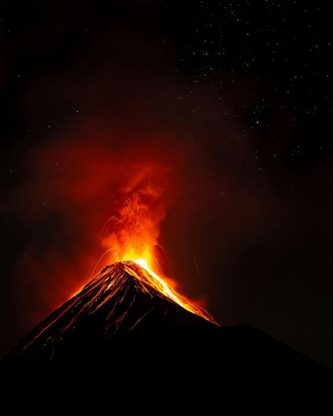 Volcano Wallpaper, Volcano Eruption, Ozone Layer, Unique Photography, Natural Phenomena, Nature Images, Photography Techniques, Double Exposure, Light Painting