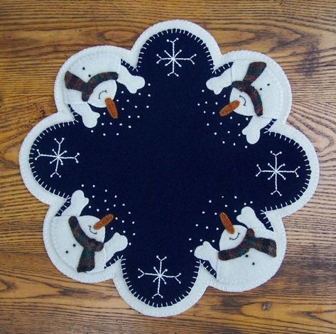 Free+Primitive+Penny+Rug+Patterns | ... .com ::. PatternMart: Let It Snow! Wool Penny Rug Candle Mat PATTERN Candle Mats Patterns, Wool Candle Mats, Felt Candle Mats, Easy Felt Crafts, Penny Rug Patterns, Candle Mats, Felt Craft Projects, Wool Felt Projects, Wool Applique Patterns