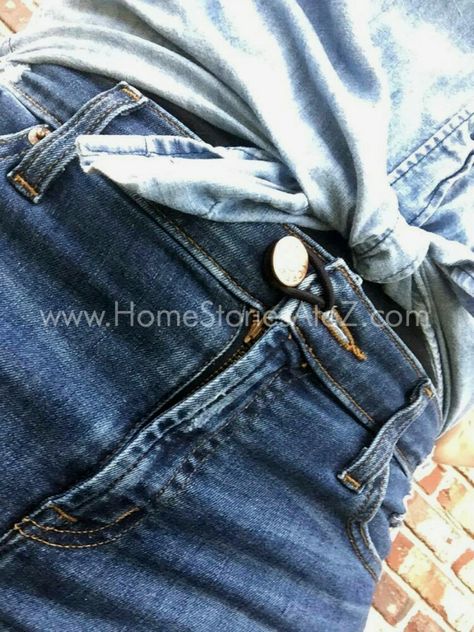 Use an elastic hair tie looped around your jeans button and through the button hole then back over the button again to get an extra inch in tight pants!! YES!! :D Repurposing Clothes Refashioning, Jeans Hacks Waist Smaller, Shirt Too Big Hacks, Jeans Hacks, Hacks For Girls, Button Extender, Strap Pants, Shirt Hacks, Button Pants