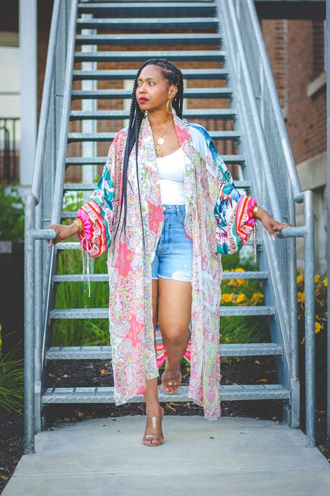 Kimono And Shorts Outfit Black Women, Jean Shorts And Kimono Outfit, Summer Kimono Outfit 2022, Tshirt And Kimono Outfit, How To Wear Kimono Outfit Ideas Summer, Kimono Jeans Outfit, Jeans And Kimono Outfits, Satin Kimono Outfit, Kimono And Shorts Outfit