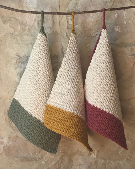 UN ESSUIE-MAIN AUX TONS D’HERBES ET D’ÉPICES Knitted Kitchen Towels, Knitted Kitchen Towel Pattern, Knitting Kitchen Towels, Surjet Simple Tricot, Knit Kitchen Towel Pattern, Potholder Patterns, Crochet Potholders, Crochet For Home, Crochet Kitchen