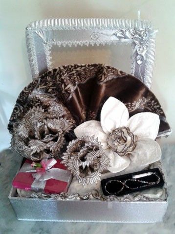 Hantaran Mukena, Diy Wedding Gift Box, Box Hantaran, Gubahan Hantaran, Hantaran Pernikahan, Chicken Crochet, Wedding Shadow Box, Wedding Gift Pack, Wedding Gifts Packaging