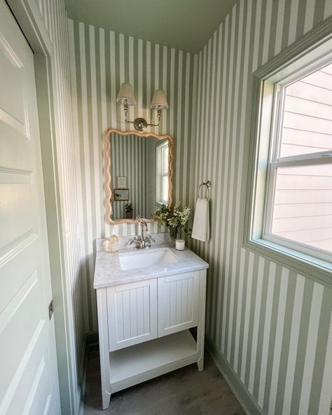 Stripes Bathroom Wall, Bathroom Striped Wallpaper, Striped Walls Bathroom, Striped Powder Room, Striped Bathroom Walls, Wallpapered Bathroom, Striped Bathroom, Kitchen Bohemian, Vintage Style Bathroom