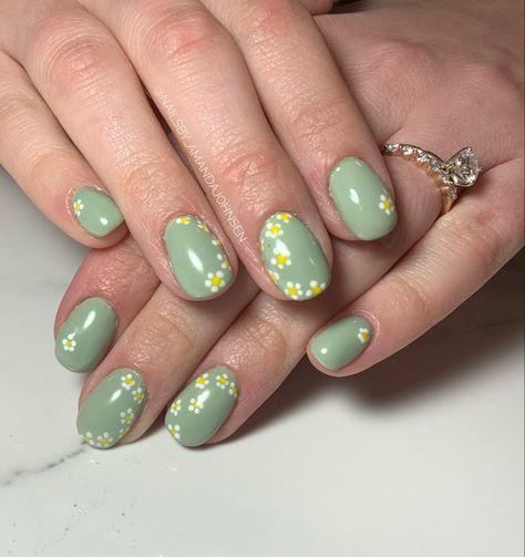 Sage Green And Yellow Nails, Nail Art Sage Green, Light Green Nails With Flowers, Pale Green Nails, Green Flower Nails, Green And Yellow Nails, White Shellac Nails, Round Nail Designs, Sns Nails Designs