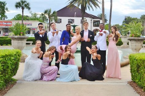 Photography Poses Group, Best Friend Prom Pictures, Prom Pictures Ideas, Prom Photos Couple, Picture Best Friend, School Dance Pictures, Prom Picture Ideas, Formal Pictures, Poses Group