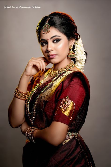 😍FOCUS ON BRIDE: Coz shying is not her style✨ Bride in Amazing Saree Gown. More information on WeddingNet #weddingnet #indianwedding #indianbride #indianwedding #bridallehenga #lehenga #pink #gold #beige #weddinglehenga #weddingsaree #bride FOLLOW OUR INSTAGRAM @WEDDINGNET Reception Poses For Bride, Indian Bride Sitting Poses, Bride Portrait Photography Poses, Bride Poses Indian Wedding In Saree, Bride Getting Ready Photos Indian, Reception Bride Poses, Saree Models Poses, Bride Poses Single, Bride Solo Poses Indian Wedding