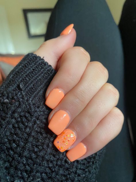 Peach holiday glitter orange nails short acrylic coral bright Orange Nails Natural Short, Orange And Gold Glitter Nails, Bright Dip Nails For Summer, Cute Orange Nails Short, Organge Nails, Bright Summer Acrylic Nails Short, Orange Peach Nails, Orange Nails Glitter, Orange Dip Nails