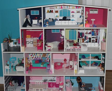 Pictures Of Barbie, Playing With Barbies, Barbie Houses, Large Dolls House, Barbie House Furniture, Diy Barbie House, Barbies Pics, Neon Room, Barbie Doll House