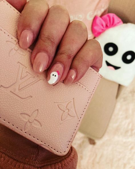 Ghost with pink bow Girly Ghost Nails, Ghost Nails Pink, Ghost Pink Nails, Light Pink Ghost Nails, Ghost With Bow Nails, Pink Ghost Halloween Nails, Pink Halloween Nails With Ghosts, Pink Ghost Nails, Cute Ghost Nails