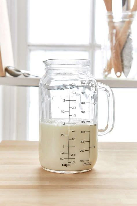 This handy Mason jar measuring cup will put your standard plastic measuring cups to shame. Mason Jar Measuring Cups, Mason Jar Glasses, Mason Jar Kitchen, Measuring Cup, Mason Jar Diy, Mason Jar Crafts, Favorite Kitchen, Decor Minimalist, Jar Crafts