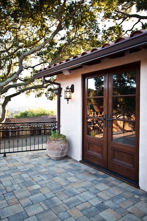 Clay tile roof, dark brown gutters, wrought iron fixtures (lights, door handles), stucco and wood doors Brown Spanish Tile Roof, Dark Brown Windows, Mission Architecture, Spanish Style Home Exterior, Pretty Doors, Exterior Stucco, Black Fixtures, Deck Stain, Spanish Mission