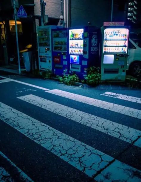 Road Texture, British Beaches, Japan Architecture, Japan Street, App Pictures, Surreal Photos, Urban Nature, Vending Machines, Japan Aesthetic