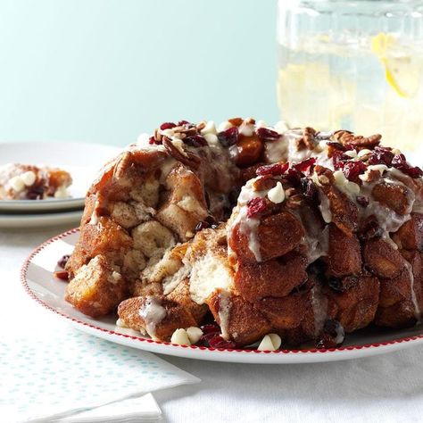 Cranberry Chip Monkey Bread Holiday Potluck Recipes, Pull Apart Breads, Holiday Breads, Cranberry Bread Recipes, Holiday Potluck, Cinnamon Roll Monkey Bread, Unusual Recipes, New Years Eve Food, Holiday Bread