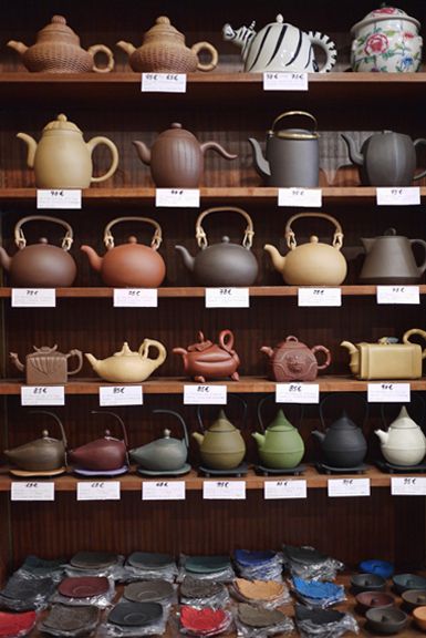 Chinese Tea Shop, Chinese Tea House, Pot Display, Chinese Tea Pot, Tea Kettles, Tea And Books, Tea Culture, Tea Bar, Tea Brands