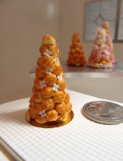 Mini crochembouche Mini Croquembouche, Donut Croquembouche, Croquembouche Birthday, Croquembouche Chocolate, Wedding Croquembouche, Maximalist Bathroom, Christmas Cookie Cake, Desserts Ideas, Ideas Navidad