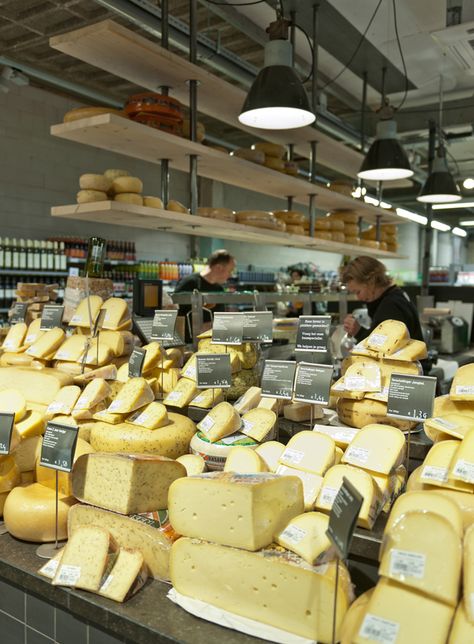 Supermarket Design Interior, Cheese Store, Cheese Display, Store Signage, Food Retail, Supermarket Design, Coffee Shops Interior, Cheese Shop, Food Hall