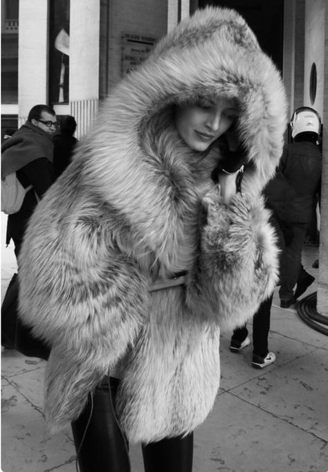 Need this huge faux fur jacket in my life for the cold winter days Tilda Lindstam, Barefoot Blonde, Fabulous Furs, Coat With Hood, Looks Street Style, Olivia Palermo, Carrie Bradshaw, Fur Fashion, Baby Cold