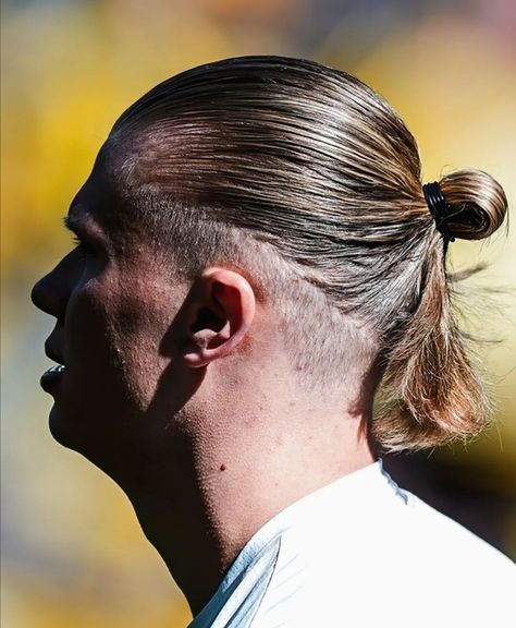 Erling Haaland Long Hair, Neymar Long Hair, Haaland Hairstyle, Haaland Hair, Mens Ponytail, Mens Ponytail Hairstyles, Corte De Cabelo Masculino, Big Boy, Round Face