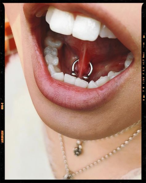 Tongue Frenulum Piercing Tounge Web Piercing Jewelry, Tongue Web Piercing Aesthetic, Frenulum Tongue Piercing, Under Tounge Piercing, Under Tongue Piercing, Tongue Web, Piercings Corps, Mouth References, Tongue Web Piercing