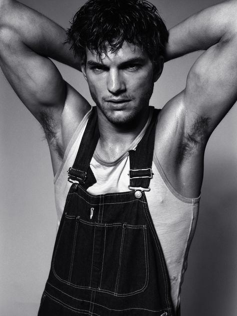 Ashton Kutcher - Sucio! Ashton Kutcher 2022, Aston Kutcher, Michael Kelso, 2000s Icons, Male Hairstyles, Perfect Pictures, Heart Throb, Elijah Wood, Actors Male