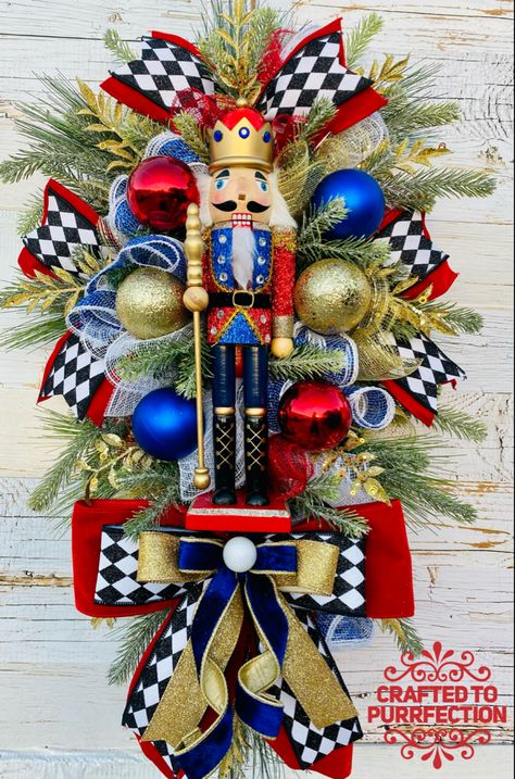 Xmas Nutcracker Decor, Nutcracker Decorations Diy, Nutcracker Christmas Wreath Diy, Diy Nutcracker Wreath, Christmas Decor With Nutcrackers, Christmas Nutcracker Wreath, Nut Cracker Wreath, Nutcracker Door Decorating Ideas, Nut Cracker Ideas