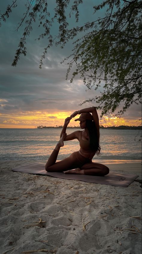 Yoga pose on the beach at sunset. King Pigeon Pose Yoga, Crow Pose Aesthetic, Backbend Aesthetic, Mermaid Pose Yoga, Pigeon Pose Yoga, King Pigeon Pose, Hip Opener, King Pigeon, Mermaid Pose