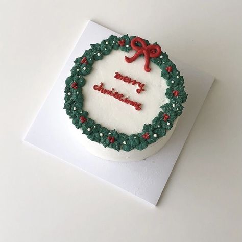 Bento Cake Christmas Design, Christmas Bento Cake, Christmas Birthday Cake, Mini Christmas Cakes, Christmas Cakes Easy, Christmas Themed Cake, Christmas Cake Designs, New Year's Cake, Simple Cake Designs