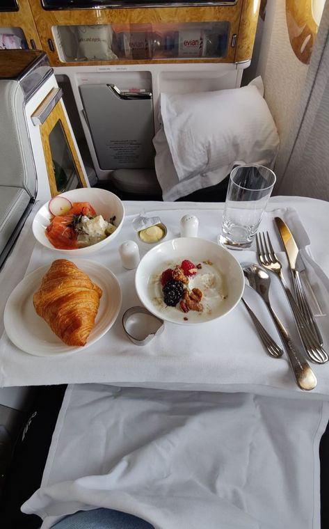 Private Airplane Aesthetic, Food In Airplane Aesthetic, Food In Airplane, Airplane Breakfast, Flight Photo Ideas, Private Jet Food, Airline Aesthetic, Airplane Snap, Business Class Aesthetic