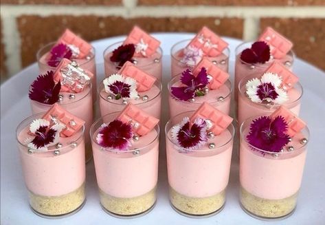 Dessert Cups Recipes, Dessert Shooters, Mini Dessert Cups, Fruits Decoration, Cheesecake Cups, Shower Desserts, Dessert Cups, Food Platters, Wedding Desserts