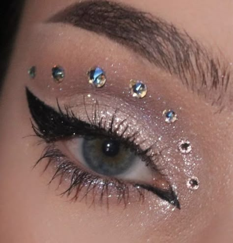 21st Birthday Makeup Ideas, Primer Revlon, New Year Makeup Ideas, New Years Makeup Ideas, Makeup New Year, Nye Glam, New Years Makeup, New Year Makeup, Makeup Euphoria