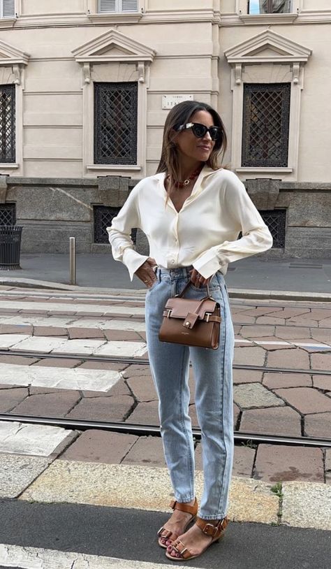 @marvaldel /. bag: @letanneur Brown Purse Outfit, Snappy Casual, Radical Chic, Paris Wardrobe, Spring Fall Outfits, Outfit Inspo 2023, Job Outfits, Street Style 2023, Purse Outfit