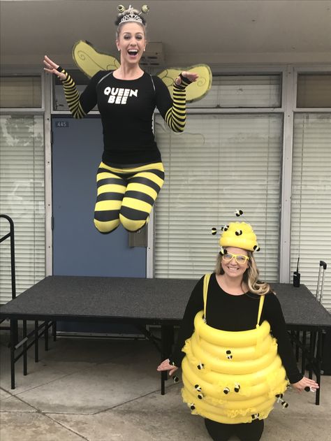 Halloween diy bumble bee costume bee hive queen bee best friends Worker Bee Costume, Diy Honeycomb Costume, Honey Costume Diy, Diy Bee Hive Costume, Queen Bee Halloween Costume, Diy Bumblebee Costume Women, Honey Bee Costume Diy, Bumble Bee Trunk Or Treat, Bumble Bee Costume Diy