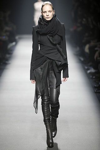 haider ackermann Mode Tips, Haider Ackermann, Black Clothing, Futuristic Fashion, Yohji Yamamoto, Dark Fashion, Looks Style, Mode Inspiration, Wearing Black