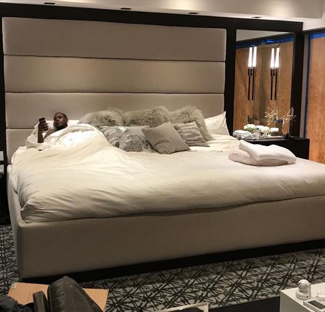 You can buy a bed this big and she will still put her leg on you Big Beds, Large Beds, Luxury Bedroom Master, Luxury Rooms, Luxury Homes Dream Houses, Dream House Interior, House Room, Master Bedrooms Decor, Room Inspiration Bedroom