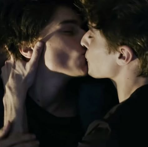 People Kissing Reference Drawing, Kissing References, People Kissing Reference, Kissing Reference Couple, Kiss Reference, Two Boys Kissing, Gay Couple Aesthetic Boys, Evak Skam, Maxence Danet Fauvel