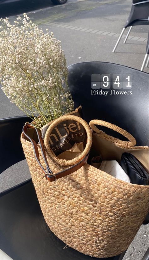 Flowers in a basket, summer market aesthetic🌼 Straw Bag Aesthetic, Basket Bag Aesthetic, Flowers In A Basket, Market Aesthetic, Summer Market, Totes Ideas, Summer Marketing, Straw Basket, Bag Aesthetic