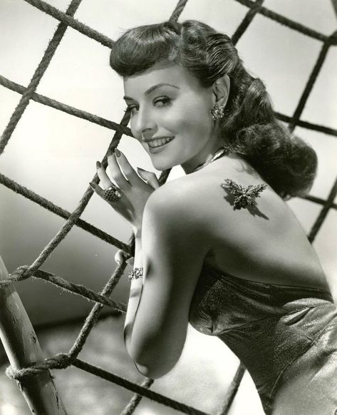 Adrienne Ames, Paulette Goddard, Ziegfeld Girls, 1940s Hairstyles, Actrices Hollywood, Hollywood Legends, Golden Age Of Hollywood, Vintage Glamour, Vintage Hollywood