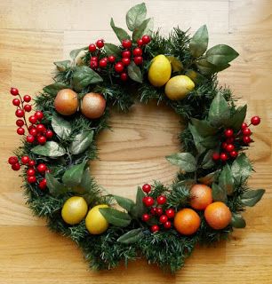 Chuck Does Art: della Robbia Christmas Wreath DIY Colonial Christmas Decorating, Gold Glitter Spray Paint, Citrus Wreath, Williamsburg Christmas, Christmas Wreath Diy, Large Cardboard Boxes, Ice Candle, Glitter Spray Paint, Della Robbia