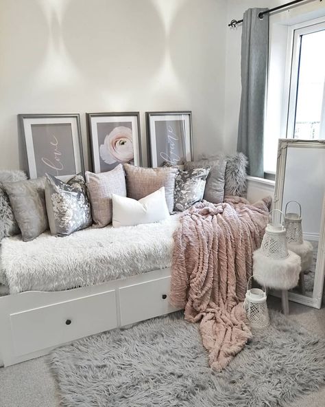 Teen Girl Room Ideas, Girl Room Ideas, Pretty Desk, Daybed Room, Best Bedding, Hangout Spot, Aesthetic Bedroom Ideas, Desk Area