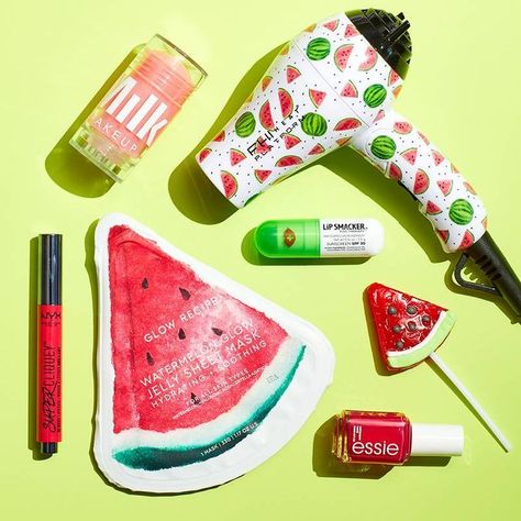 Watermelon Skincare, Watermelon Makeup, Fruit People, Watermelon Face, 2018 Makeup, Funny Makeup, Juicy Watermelon, Makeup Humor, Lip Smackers