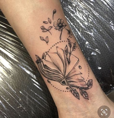 Floral Book Tattoo, Booklover Tattoo, Small Book Tattoo, Book Inspired Tattoos, Bookish Tattoos, Fine Line Tattoo, Tattoo Hand, Inspiration Tattoo, Tattoos Geometric