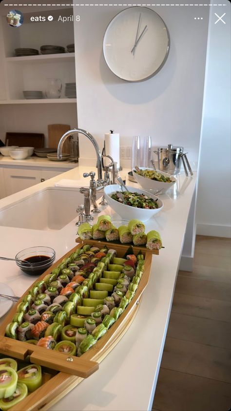 Sushi Boat, Food Inspo, Pretty Food, Party Food