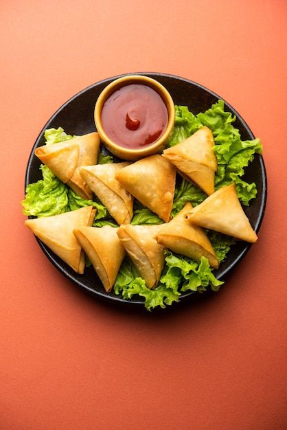 Photo cocktail mini triangle samosa made... | Premium Photo #Freepik #photo #samosa #indian-snacks #spring-roll #mutton Samosa Indian, Pyay, Indian Recipes Authentic, Media Branding, Spring Roll, Indian Snacks, Night Wishes, Samosa, Classic Dishes