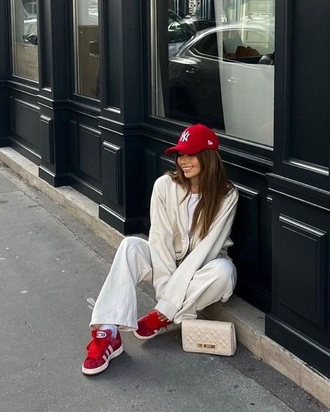 Red Adidas Outfit, Red Sneakers Outfit, Red Shoes Outfit, Outfit Campus, Looks Adidas, Streetwear Spring, Sneaker Outfits Women, City Outfits, Adidas Campus