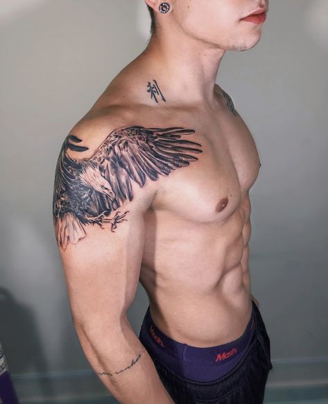 Eagle Tattoo Arm, Eagle Shoulder Tattoo, Phoenix Tattoo Sleeve, Top Of Shoulder Tattoo, Tatoo Inspiration, Forearm Band Tattoos, Cross Tattoo For Men, Mens Shoulder Tattoo, Eagle Tattoos