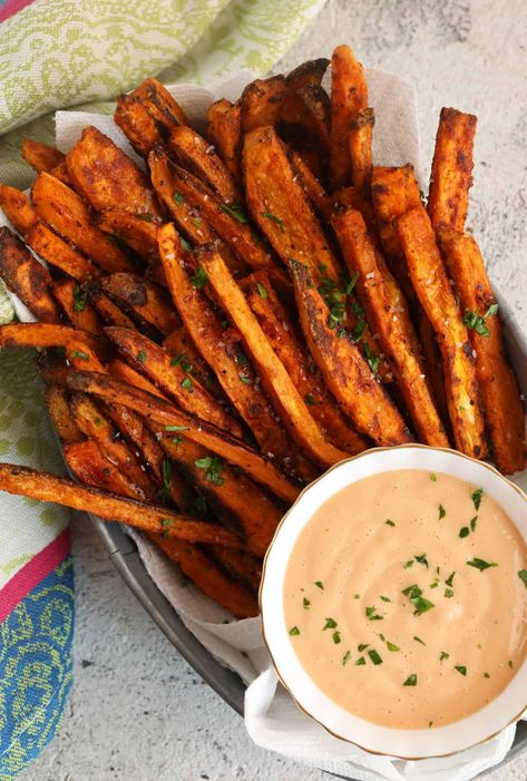 Crispy Baked Sweet Potato Fries Loaded Baked Sweet Potato, Sweet Potato Fries Recipe, Healthy Fries, Baked Sweet Potato Fries, Crispy Sweet Potato Fries, Sweet Potato Recipes Fries, Paleo Sides, Sweet Potato Fries Baked, Crispy Sweet Potato