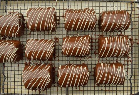 Mini Chocolate Rolls, Mini Chocolate Swiss Rolls, Mini Swiss Rolls Recipe, Mini Cake Rolls, Mini Swiss Rolls, Orange Roll Cake, Log Cakes, Chocolate Rolls, British Bake Off Recipes